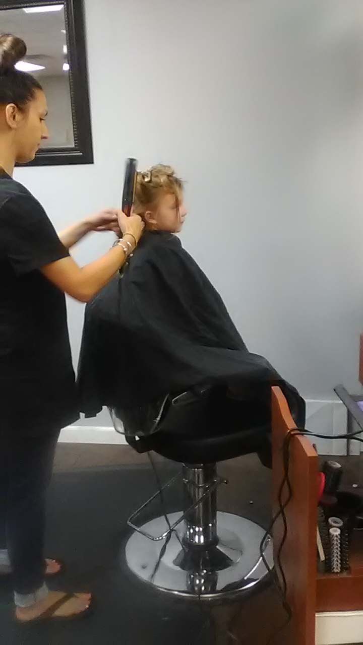 Cheveux Salon nail photo 4